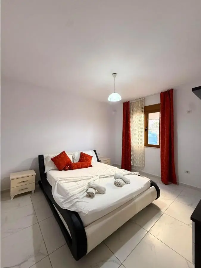 Villa Joli - Spacious Houses with Yard & Parking in Central Vlore