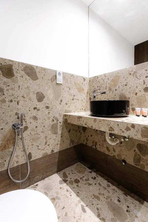 Apart Meidani - Stylish Old Town Apartment with Balcony & Synagogue View
