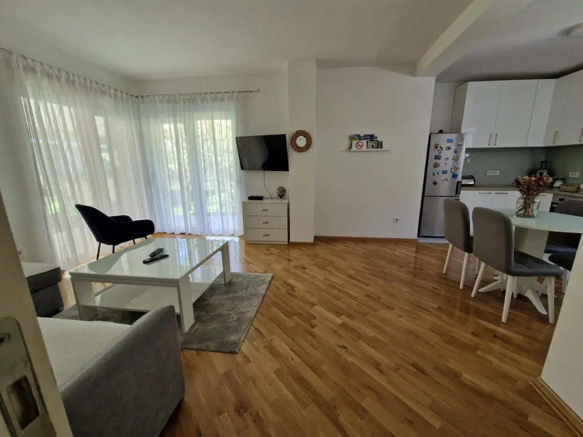 Villa Tamara with garden and river view - free private parking Bicycle & Motorcycle Garage