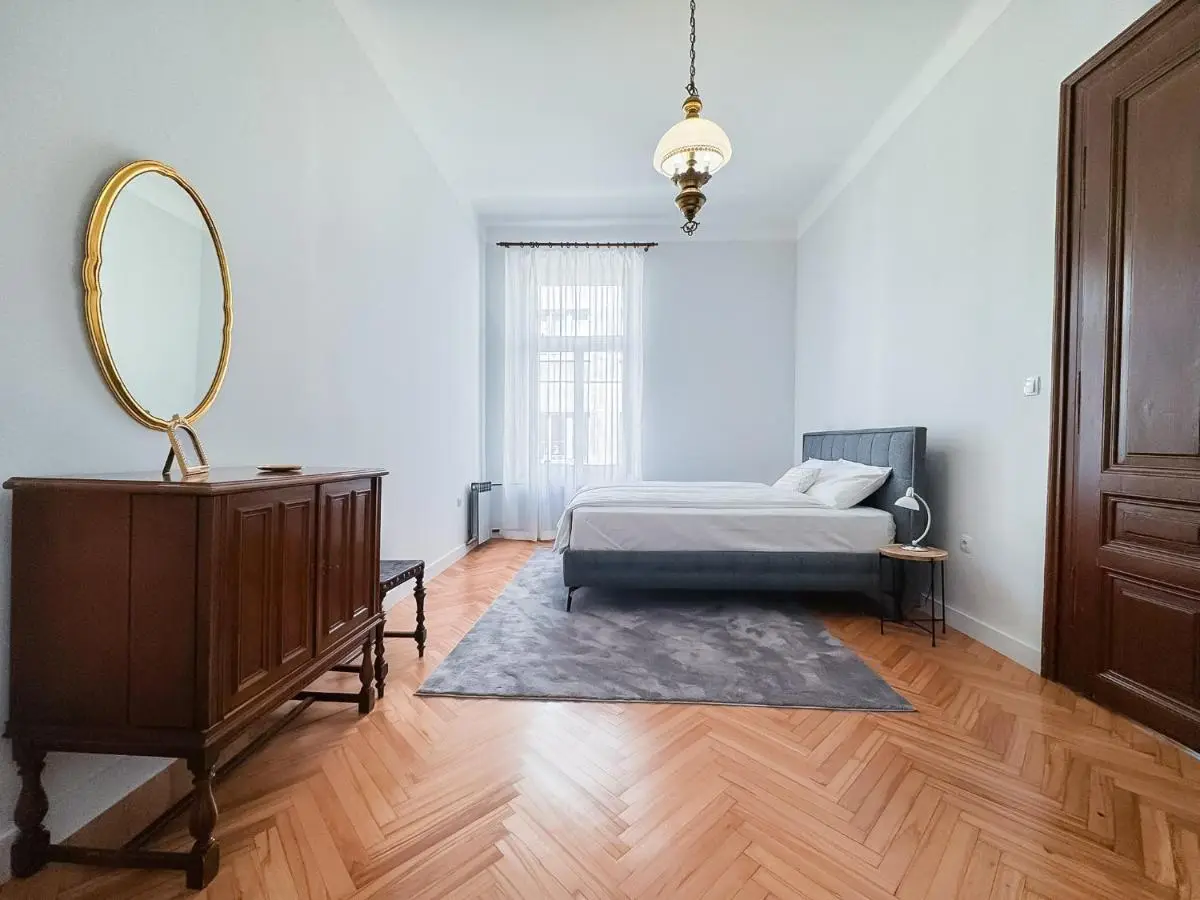 Unique & Spacious 3BR Historic Flat in City Centre
