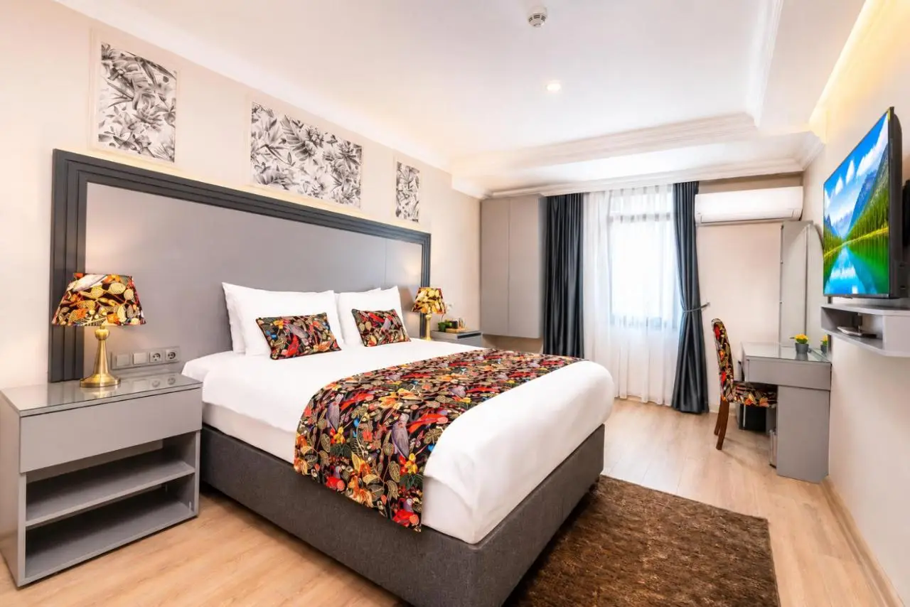 Bond Hotel