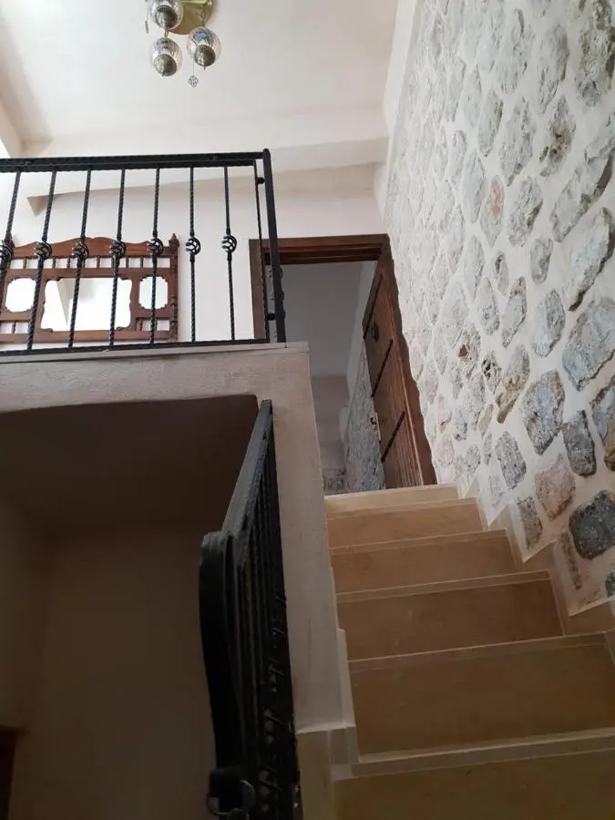 Mardin tarihi ulu Cami yanı, Kale divan konağı
