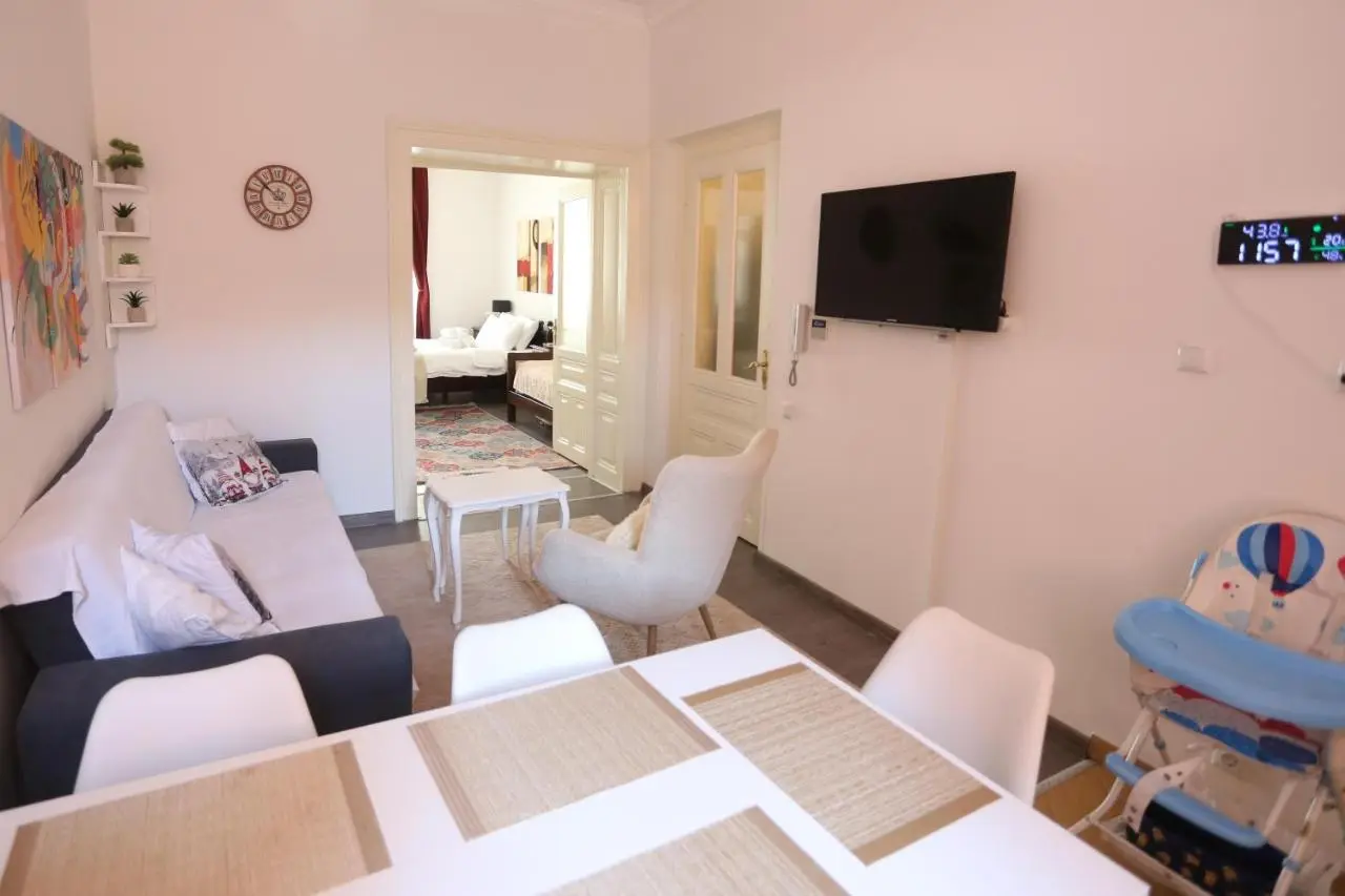 Main Street Retreat Apartment with Free Parking