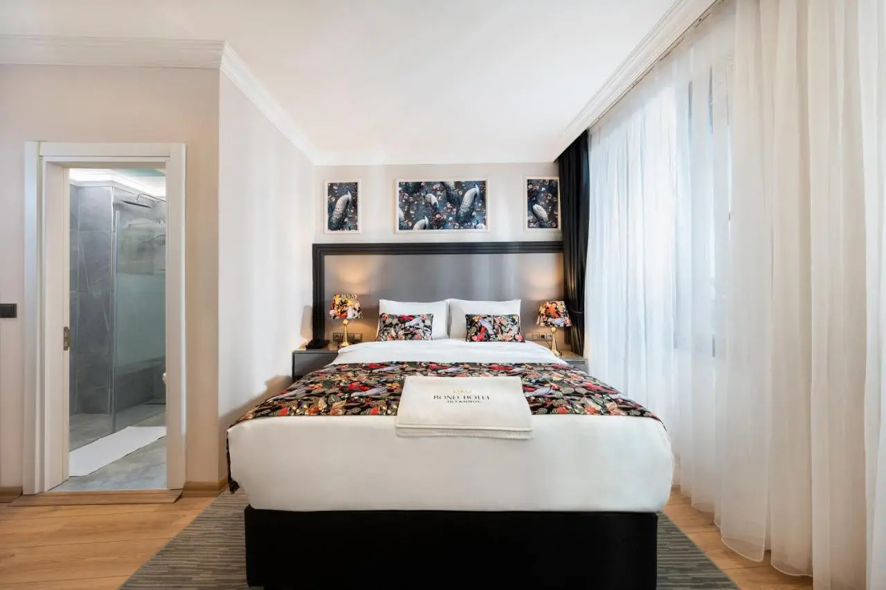 Bond Hotel