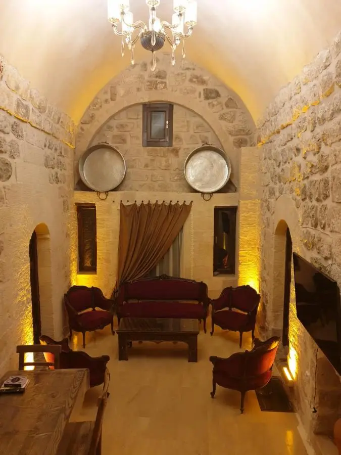 Mardin tarihi ulu Cami yanı, Kale divan konağı