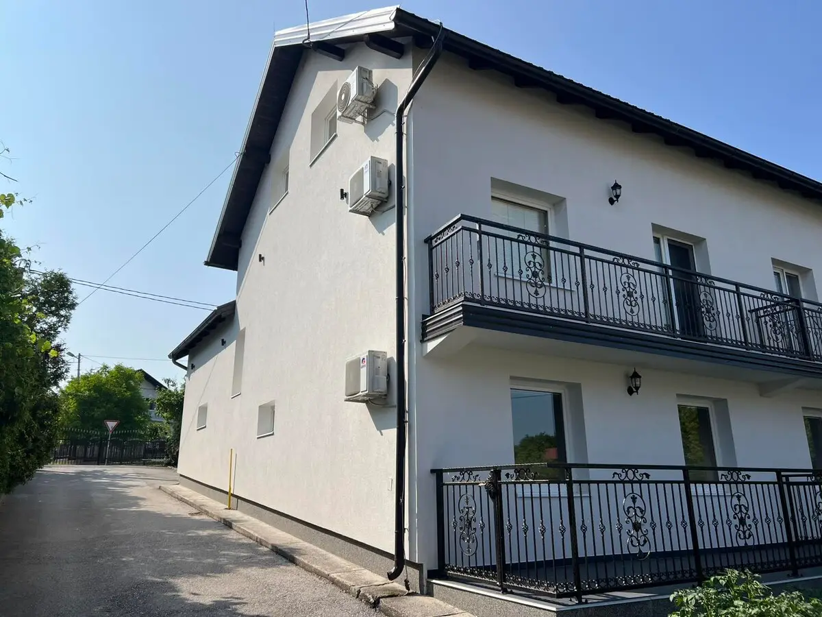 House with a large courtyard and parking, 3 air conditioners!