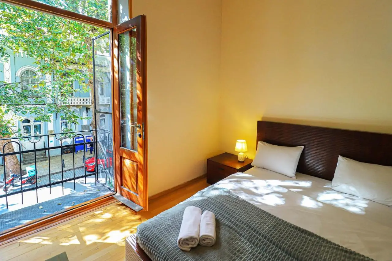 Central 4BR Apt for Groups & Families - By Wehost