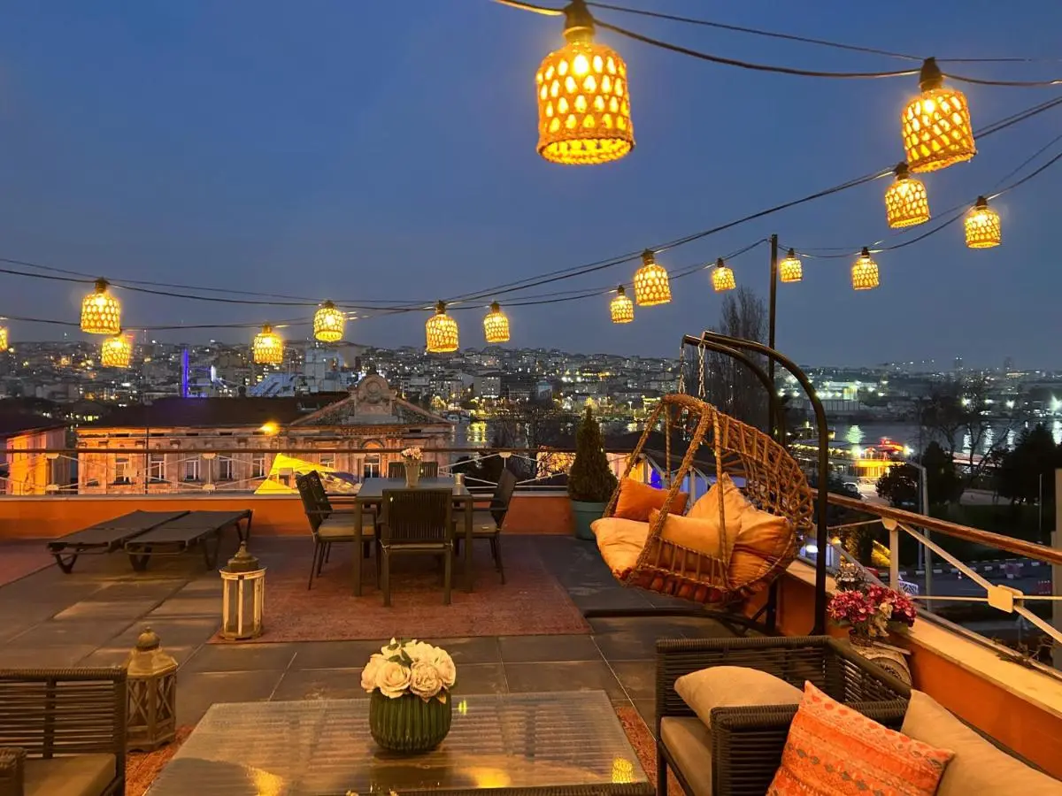 Waterfront Villa by the Tram - Private Terrace with Dome & Golden Horn View in Fatih