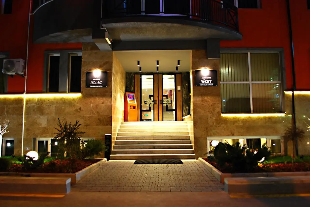 Apart Hotel West