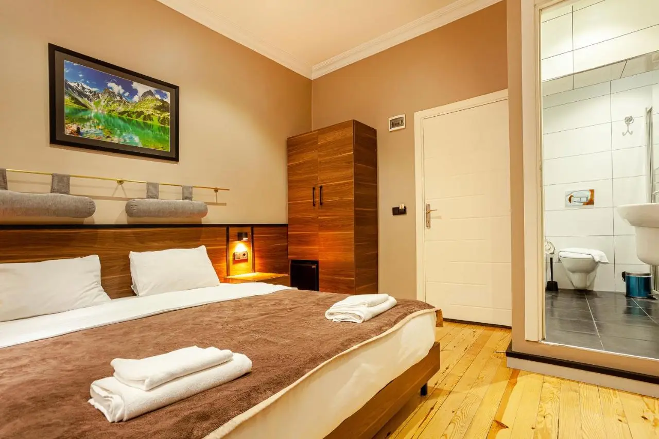 Aram Kerasi Rooms