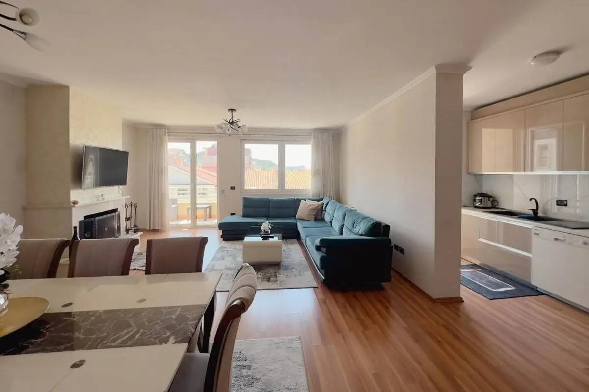 Whole Floor Apartment In Upscale Neighborhood