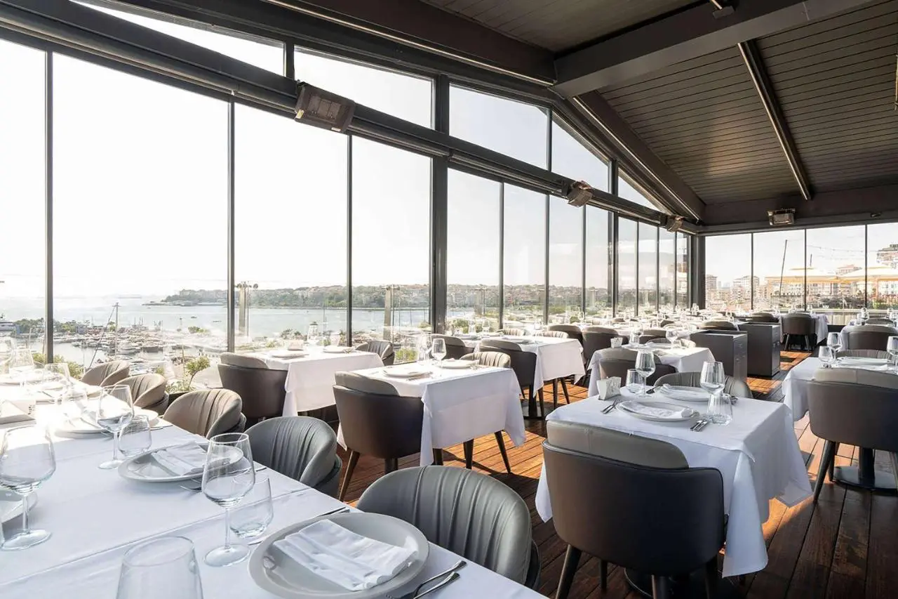 Wyndham Grand Istanbul Kalamış Marina Hotel