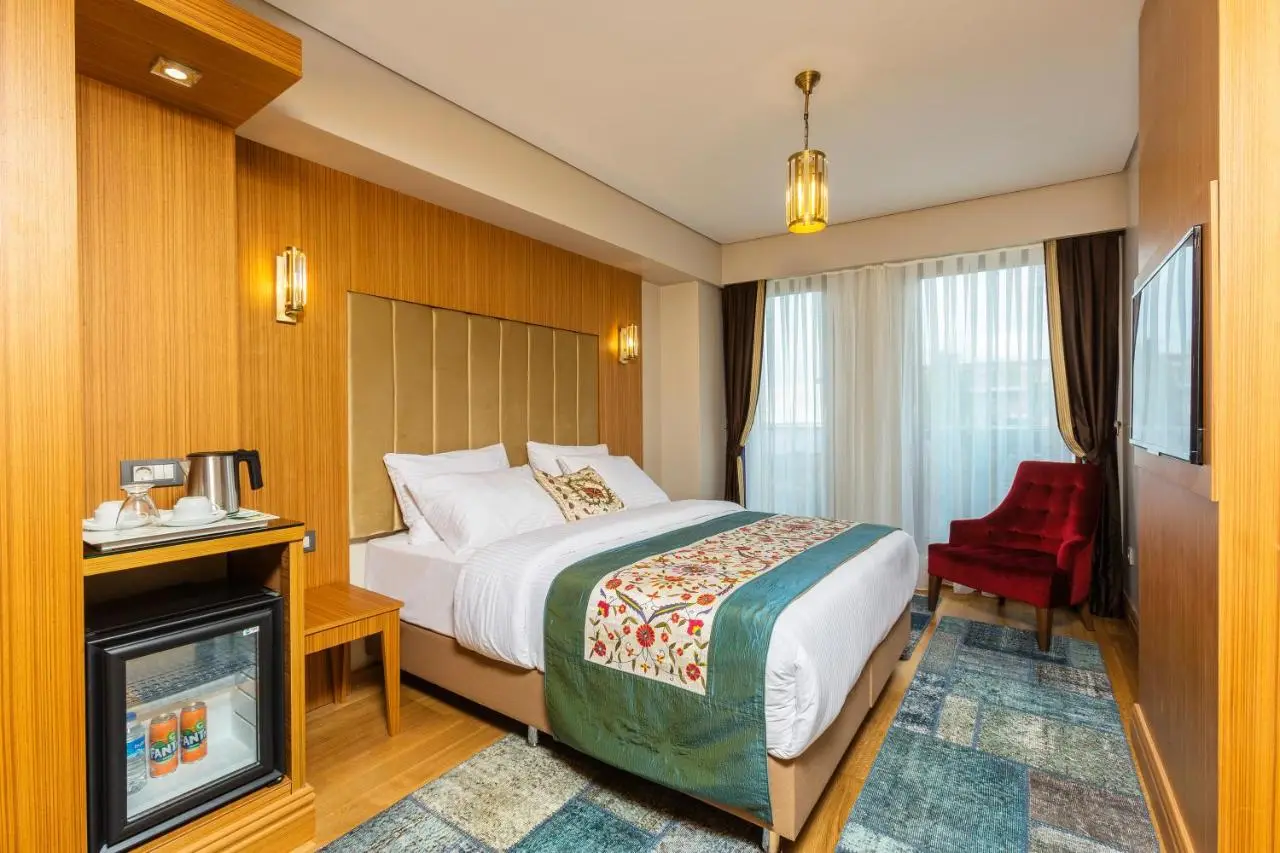 Obelisk Hotel & Suites