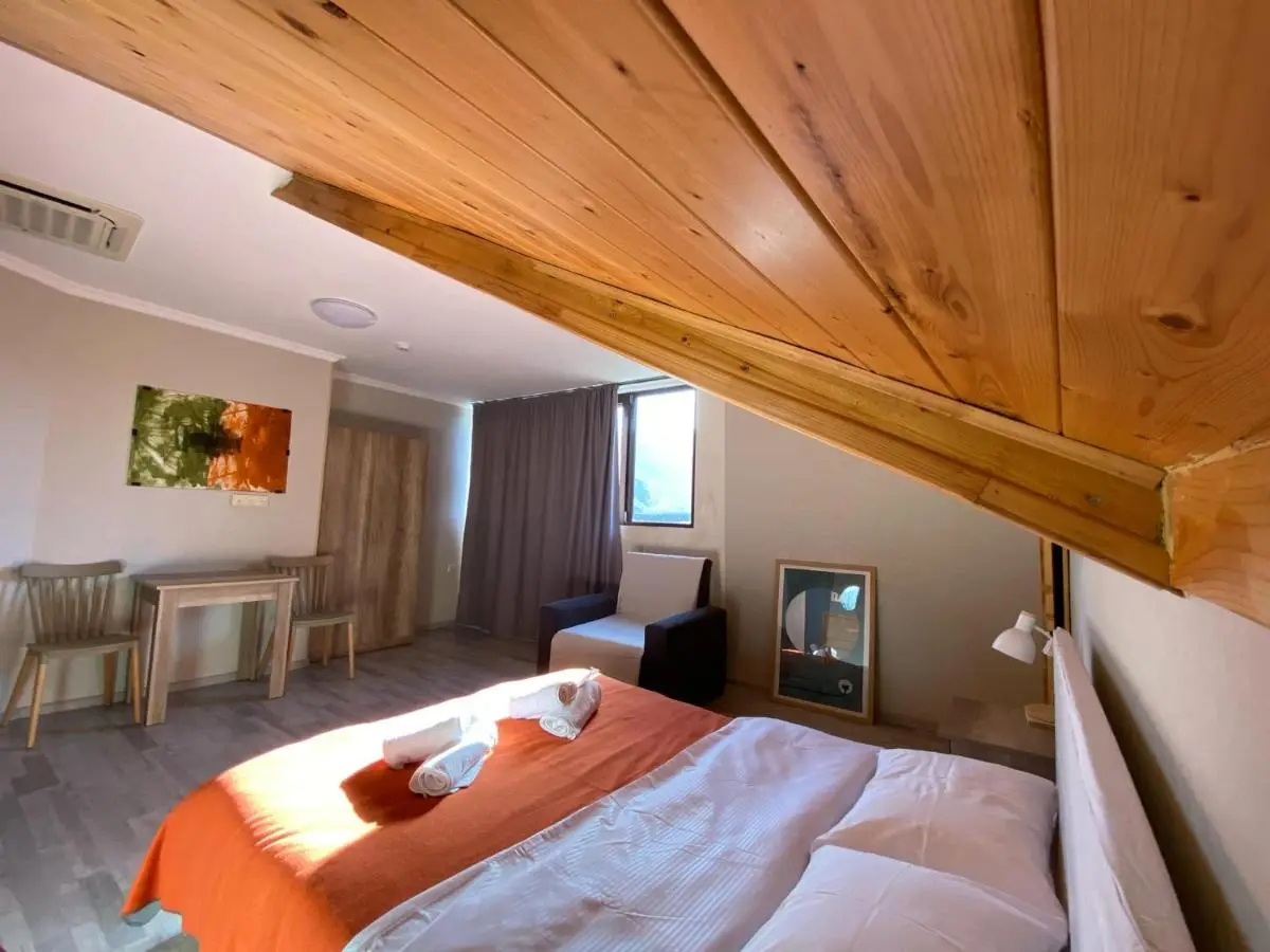 8 rooms