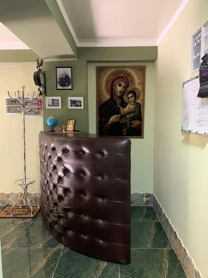 ART HOLE