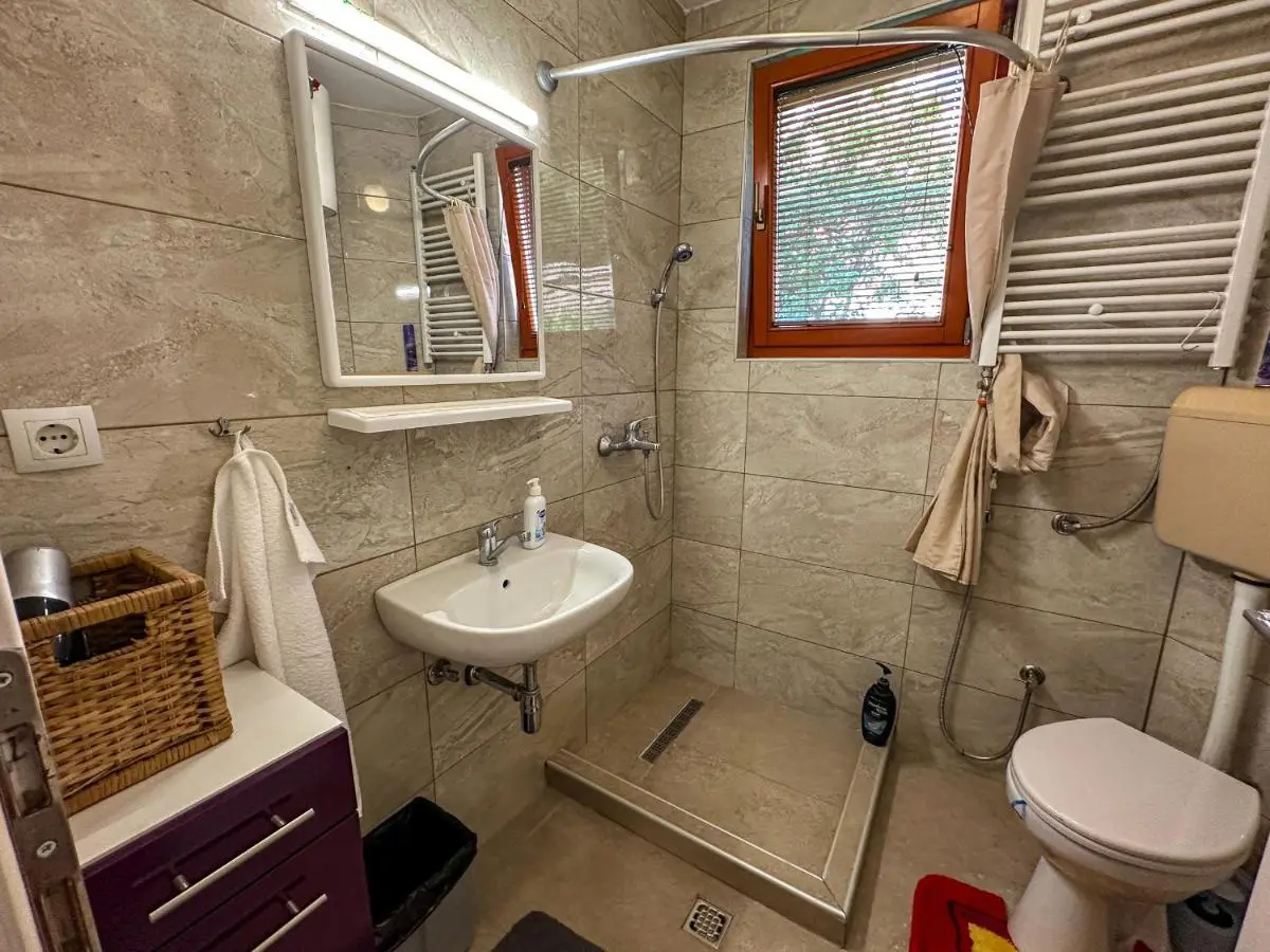 Cozy room with a bathroom