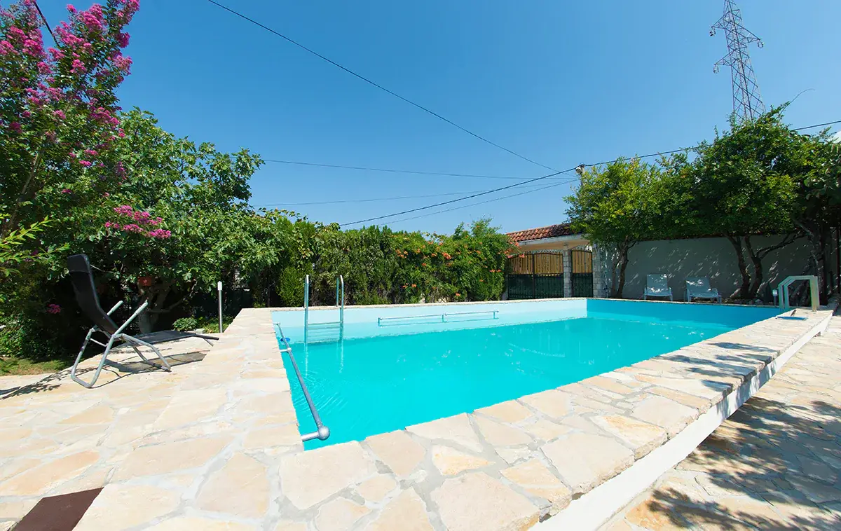Sunshine Apartment – Pool, River & Garden Oasis