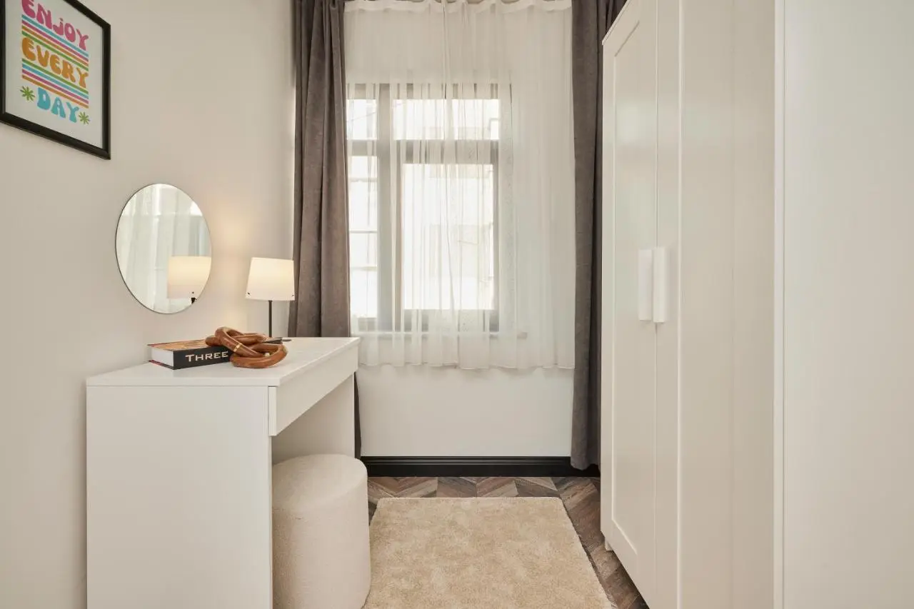Bright & Modern 2-Bedroom Flat Near Metro