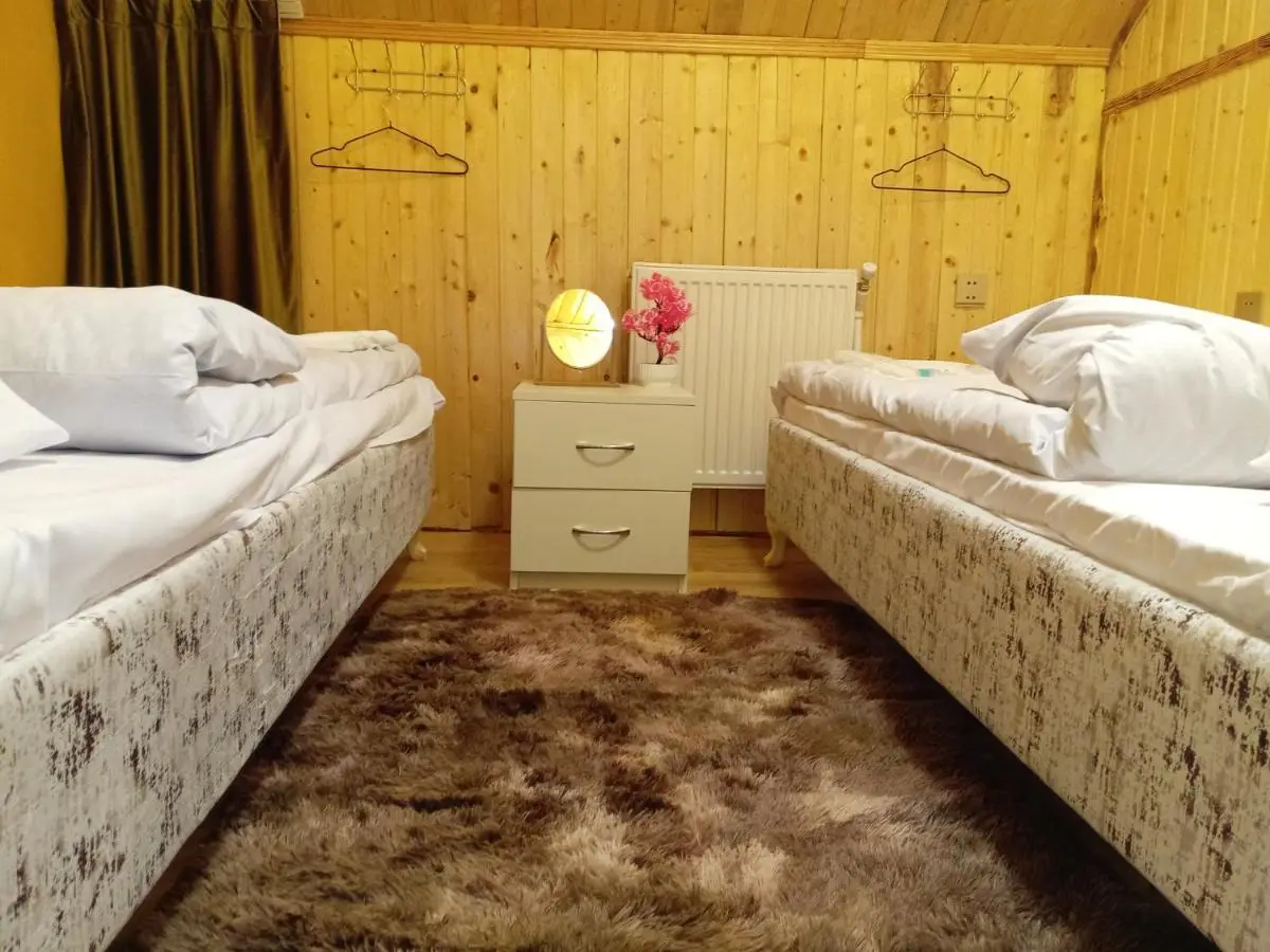 Baku Express Guest House - PRIVATE rooms with SHARED bathrooms