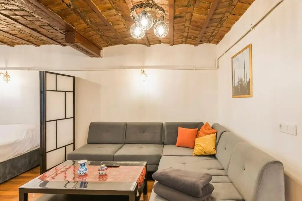Beautiful 1 Br Apt. w/AC 400 meters Taksim Square