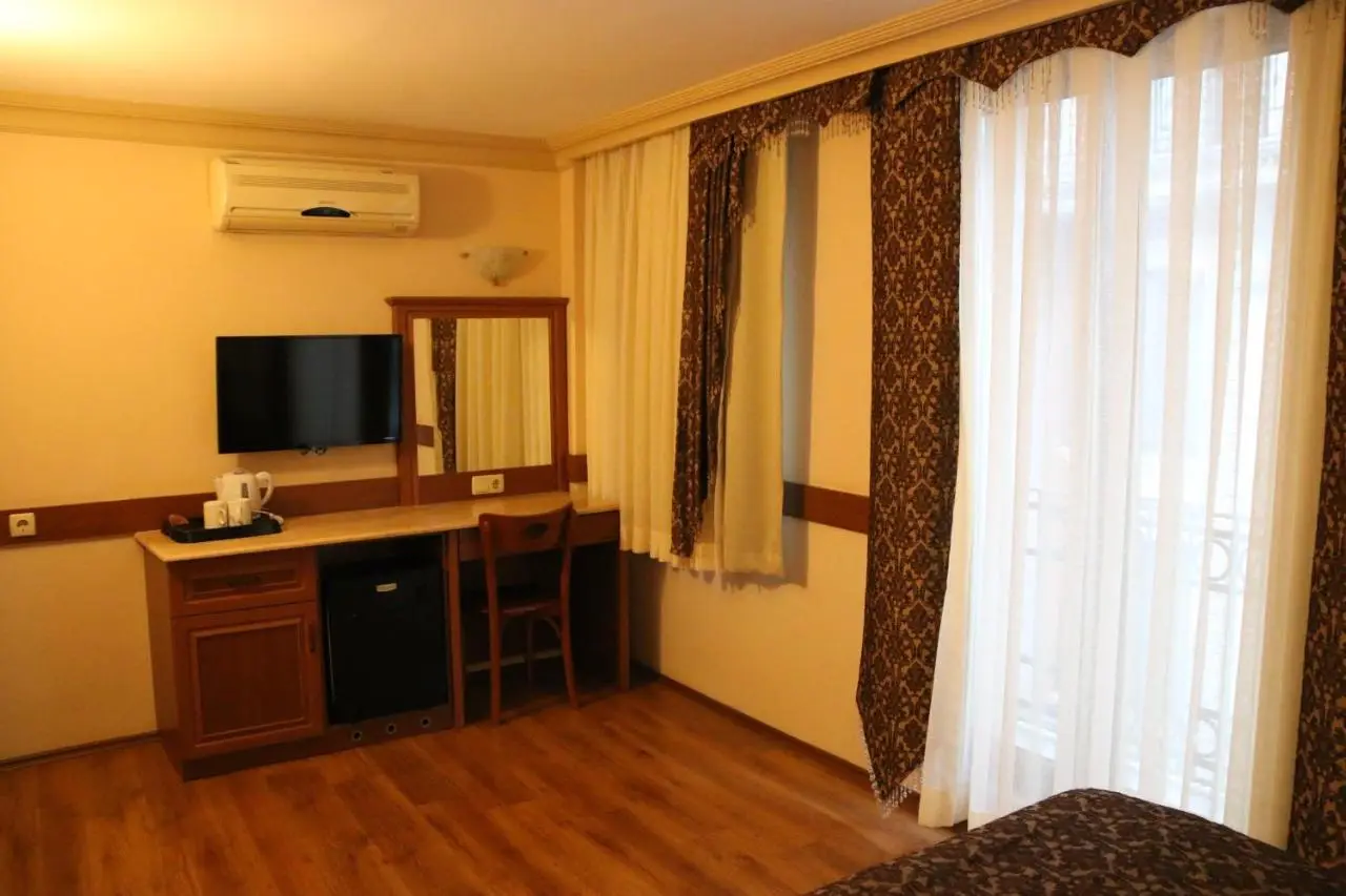 Grand Peninsula Hotel