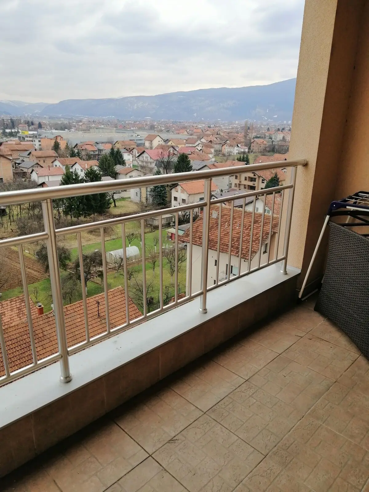 SUNNY large apartment\5 min from the airport