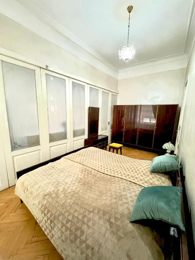 Old Tbilisi Authentic spacious 3BR Apartment with Balcony, Walk to Freedom Sq, Family friendly