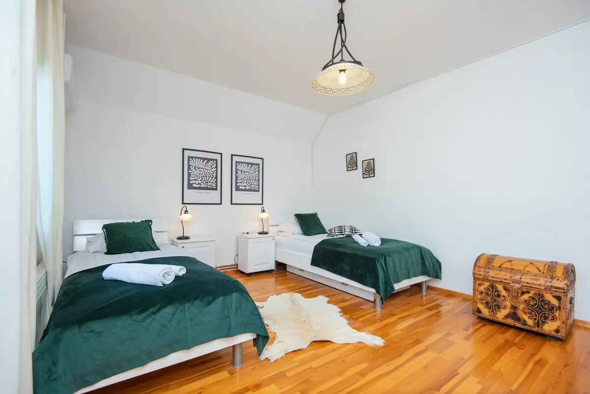 6BDR Holiday Nest - Green Aris