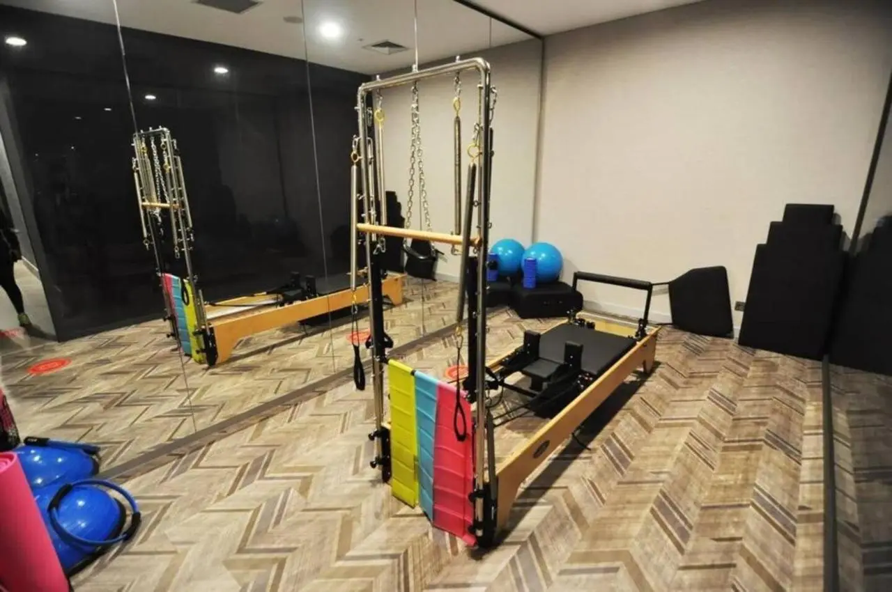 Bright Lovely Modern 2BD25 Condo PoolGym! #220