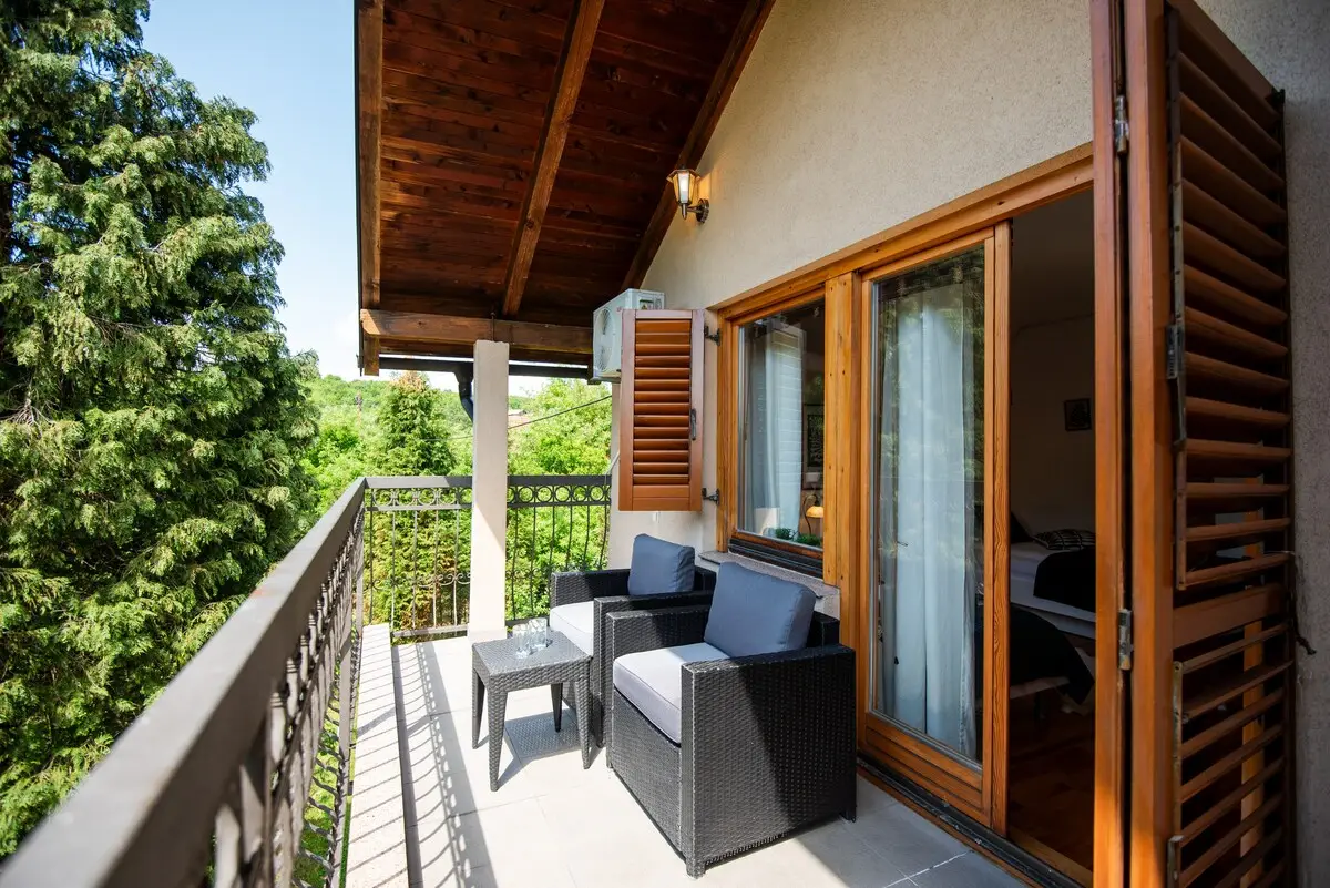 6BDR Holiday Nest - Green Aris