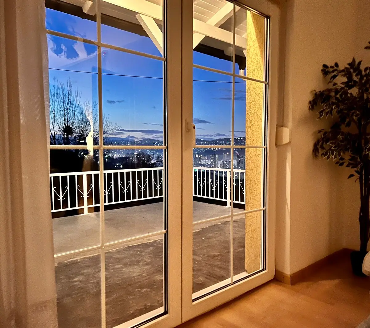 House with THE BEST View+Garage