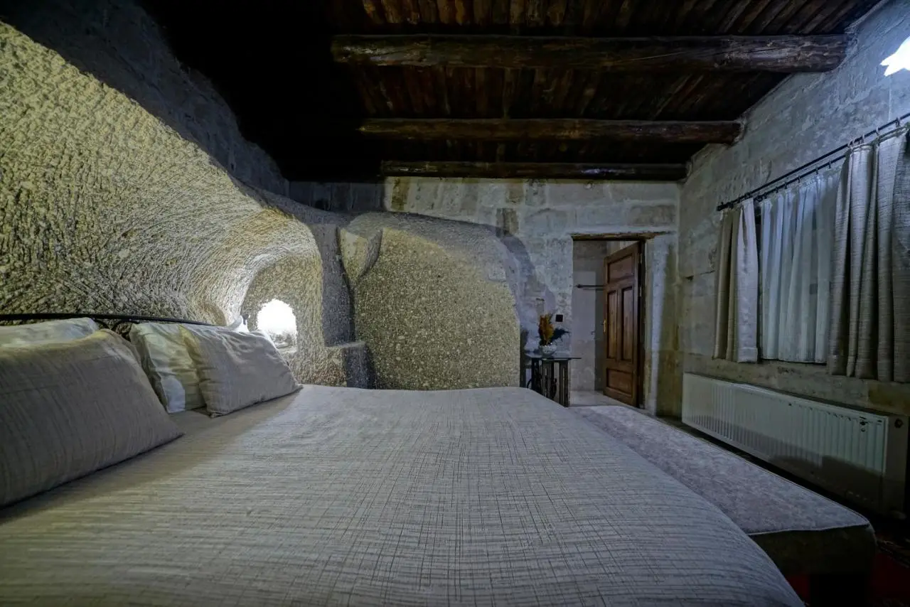 Holiday Cave Hotel