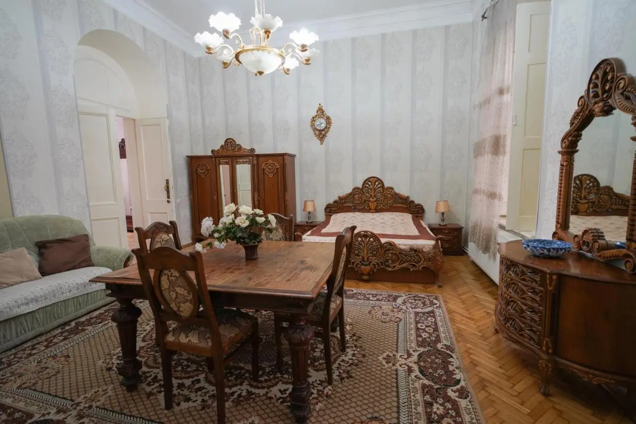 Leon Rooms