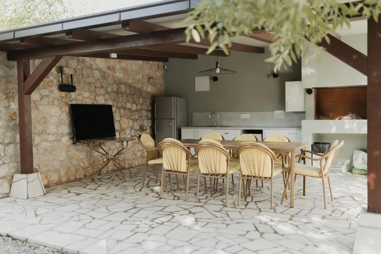 Almond Buna PoolHouse