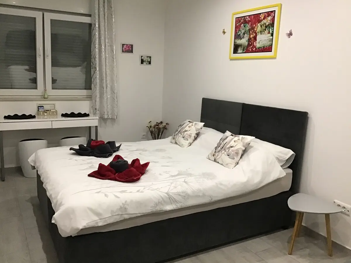 Maida's Place 2 (free secure gated parking)