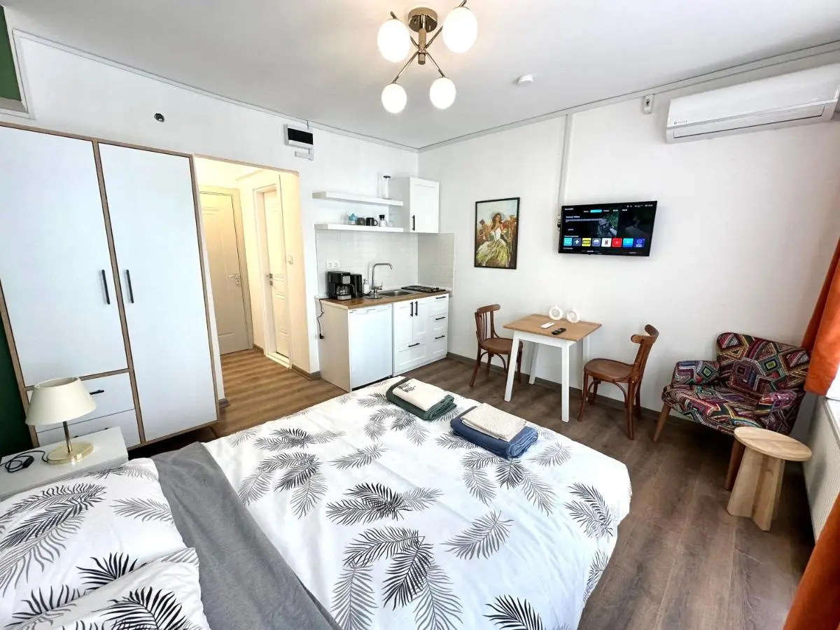 Yellowhouse Room 6