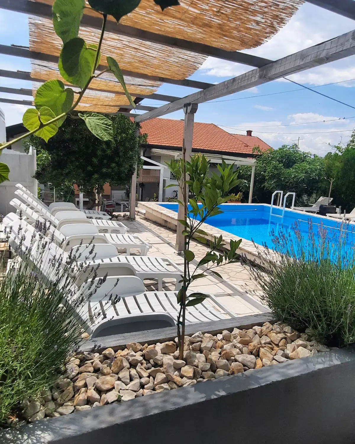 Riverside Apartment, pool, river&garden oasis
