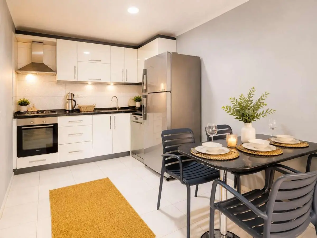 Hadrian Modern Amber Apartment in Prime Old Town Location
