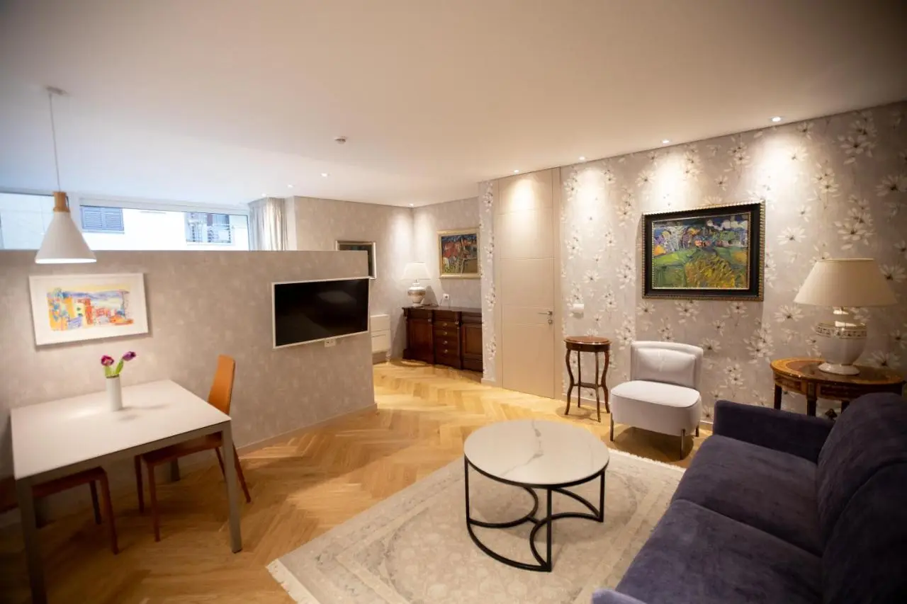 Seven Luxury Suites
