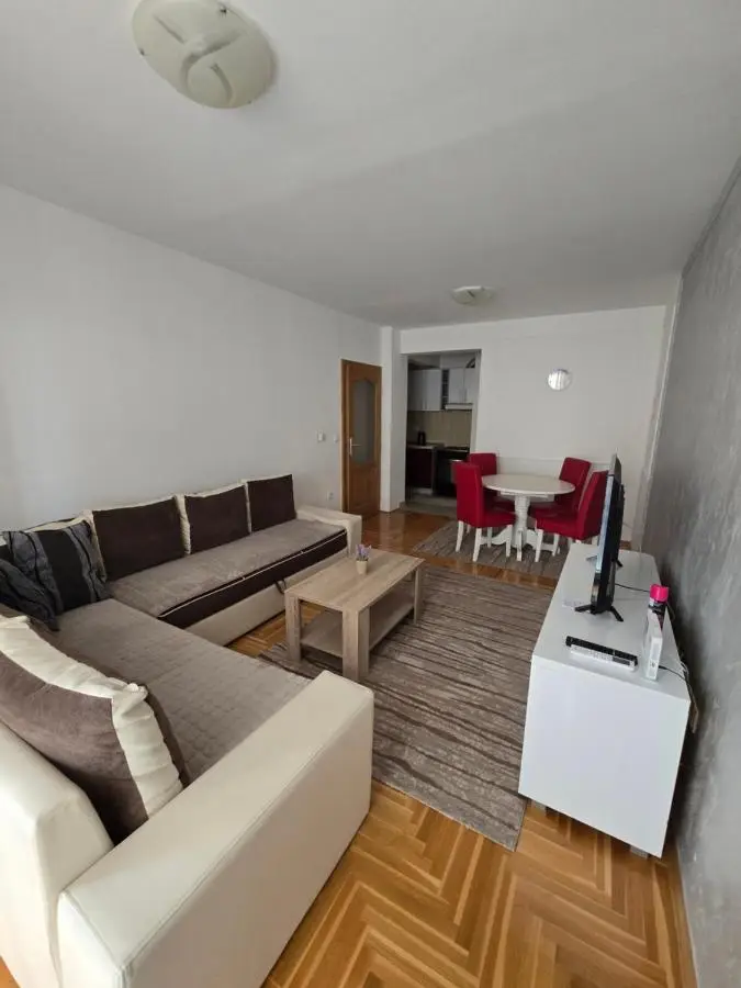 Rejjan Apartments-Spacious 2BR Apartment for 7, Free Parking, Tram to Old Town