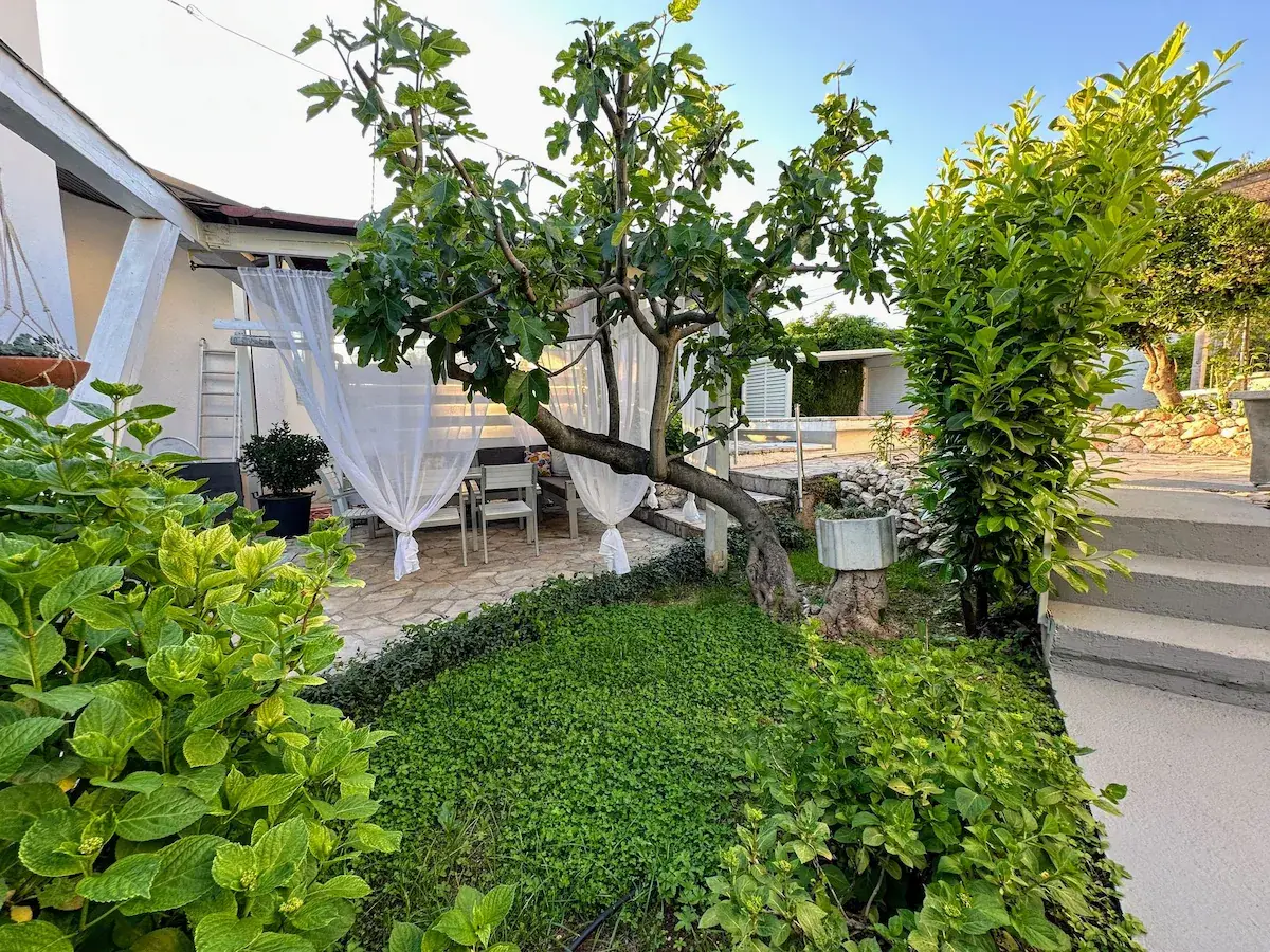 Sunshine Apartment – Pool, River & Garden Oasis