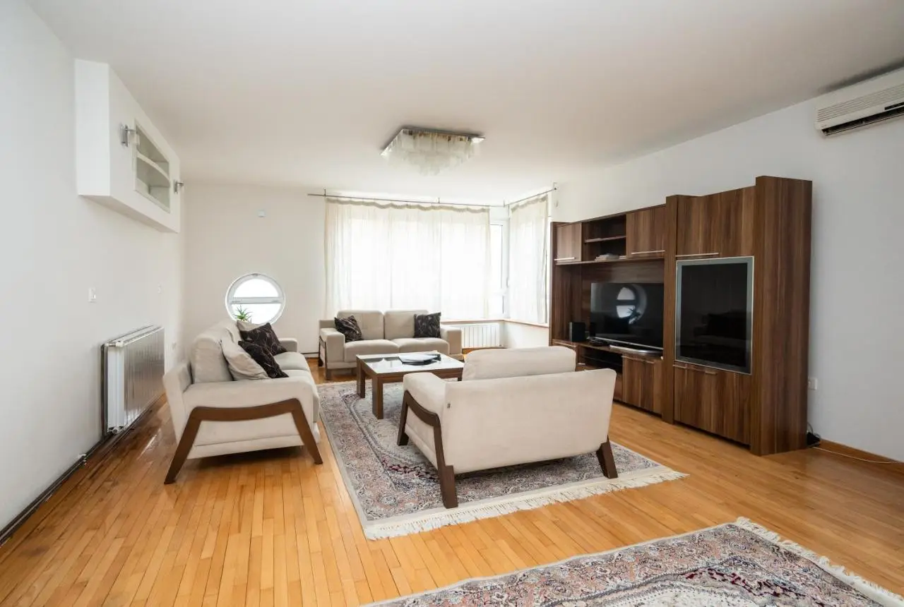 Spacious & Modern Apartment in the City Centre
