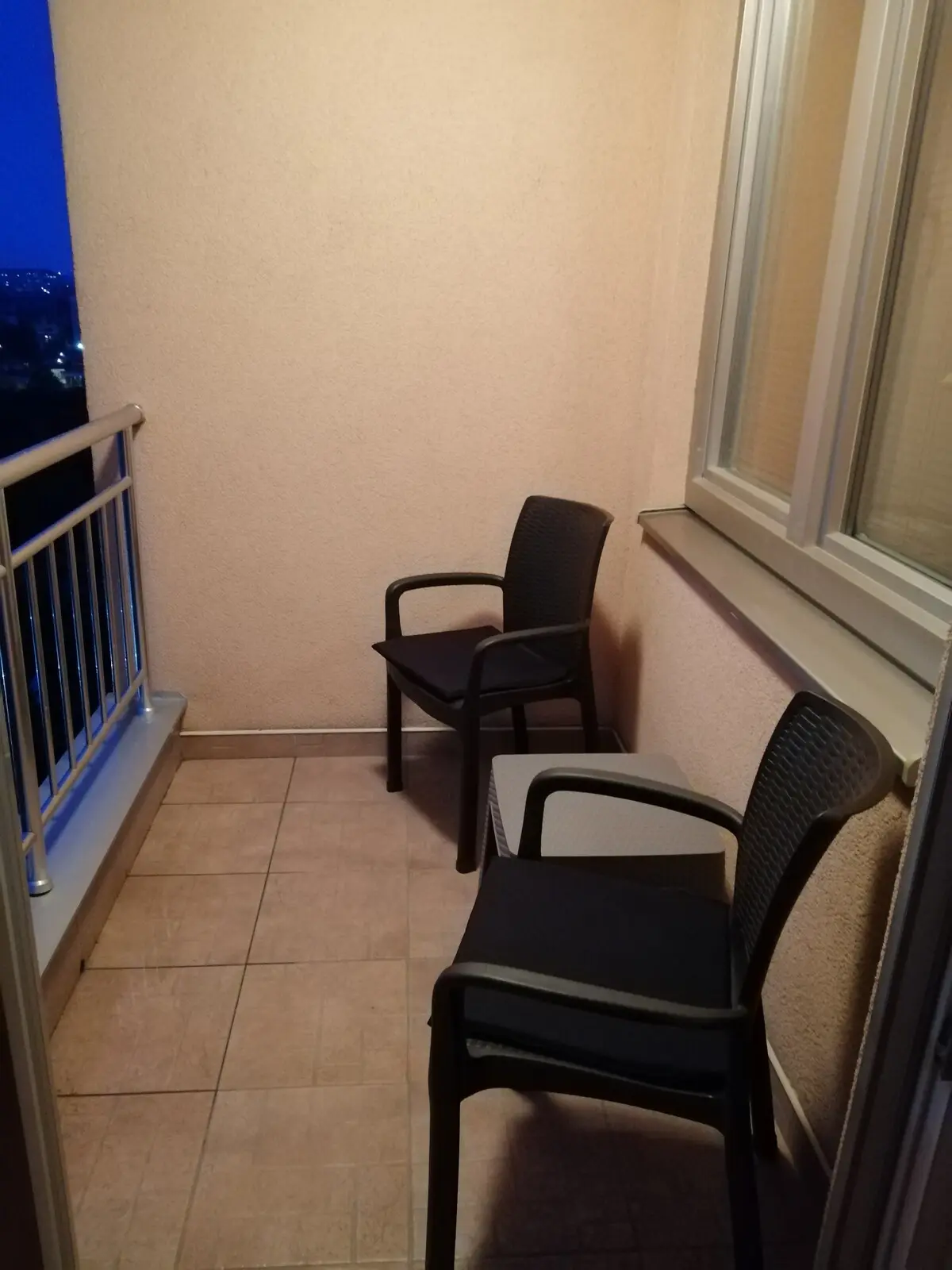 SUNNY large apartment\5 min from the airport