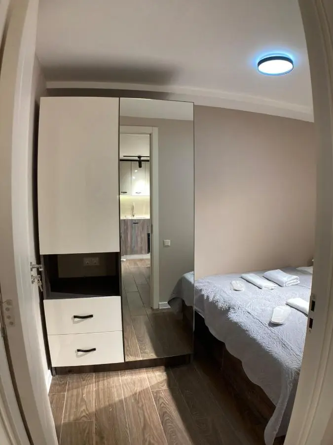 A cozy and comfortable semi-basement apartment