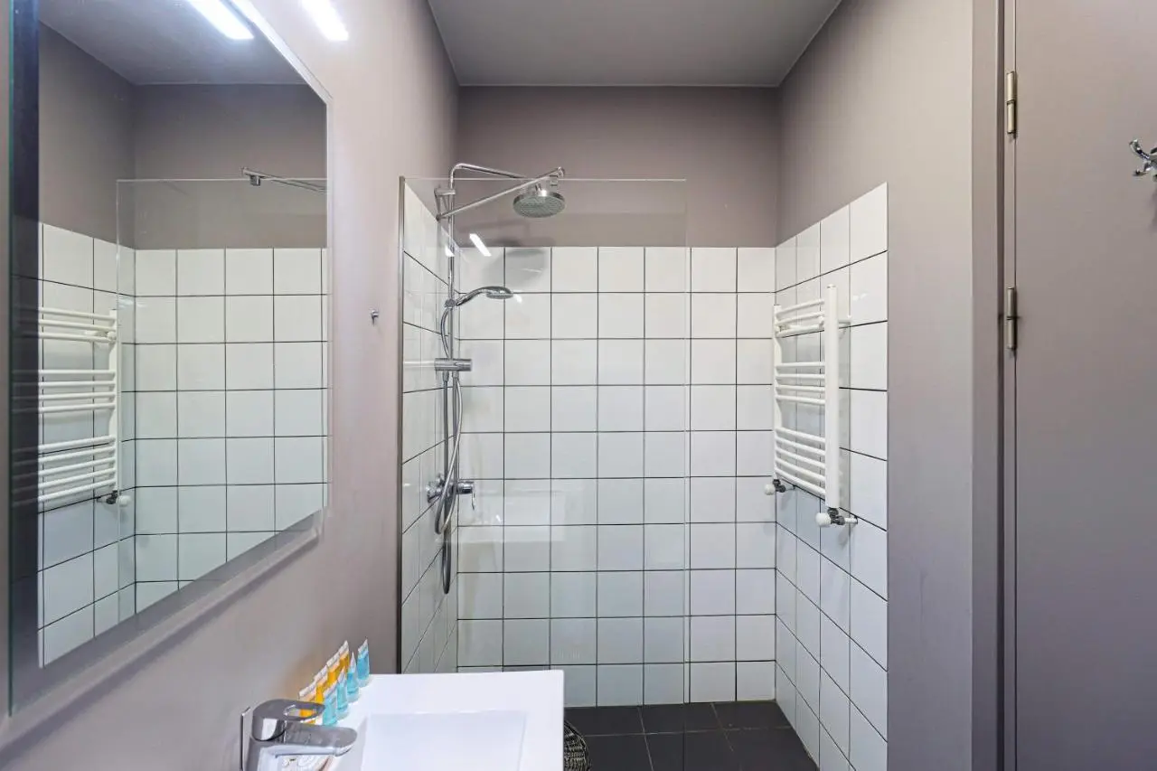 Wehost Apartment - On-site Pool & Gym - Not Included