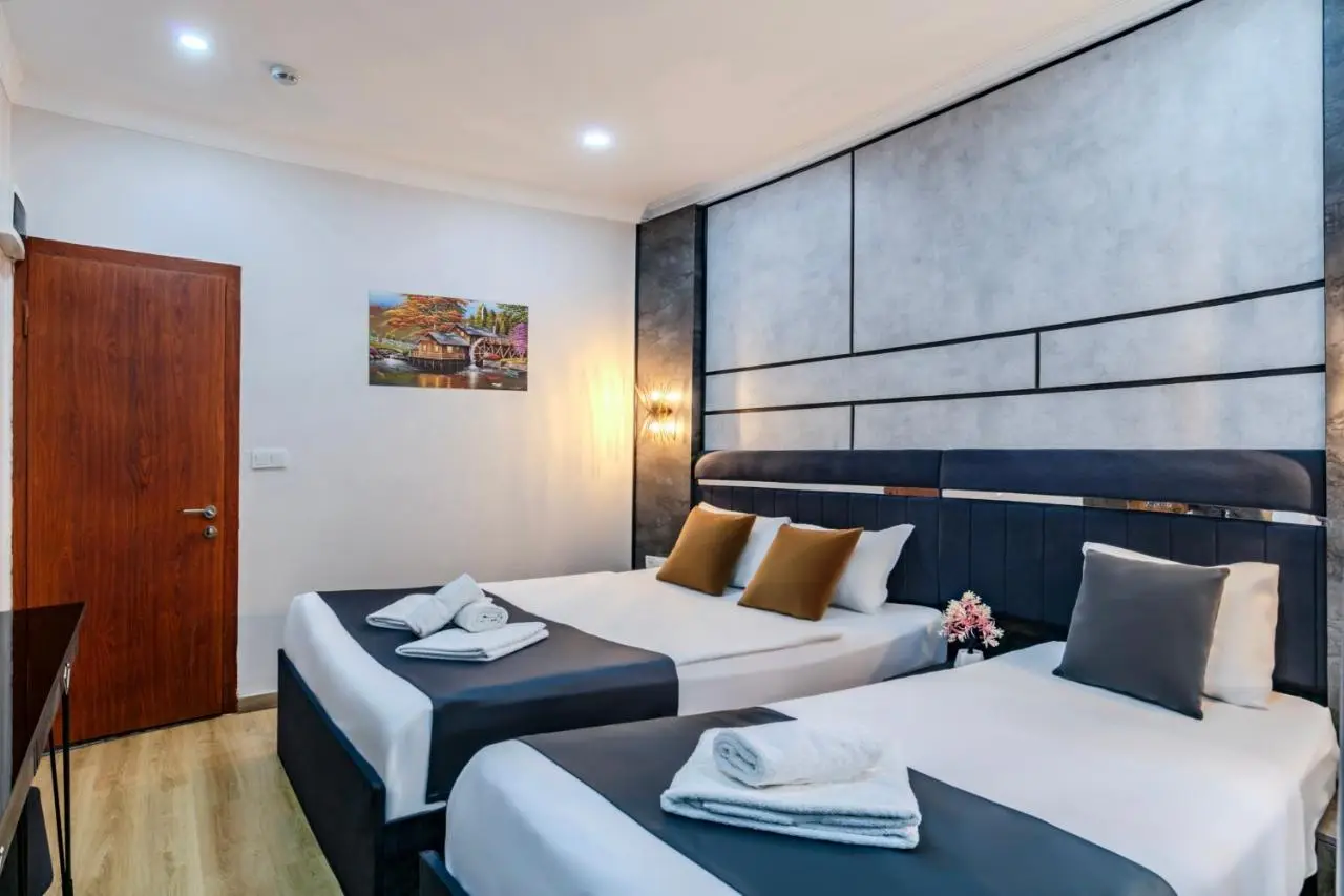La Pazza Suites