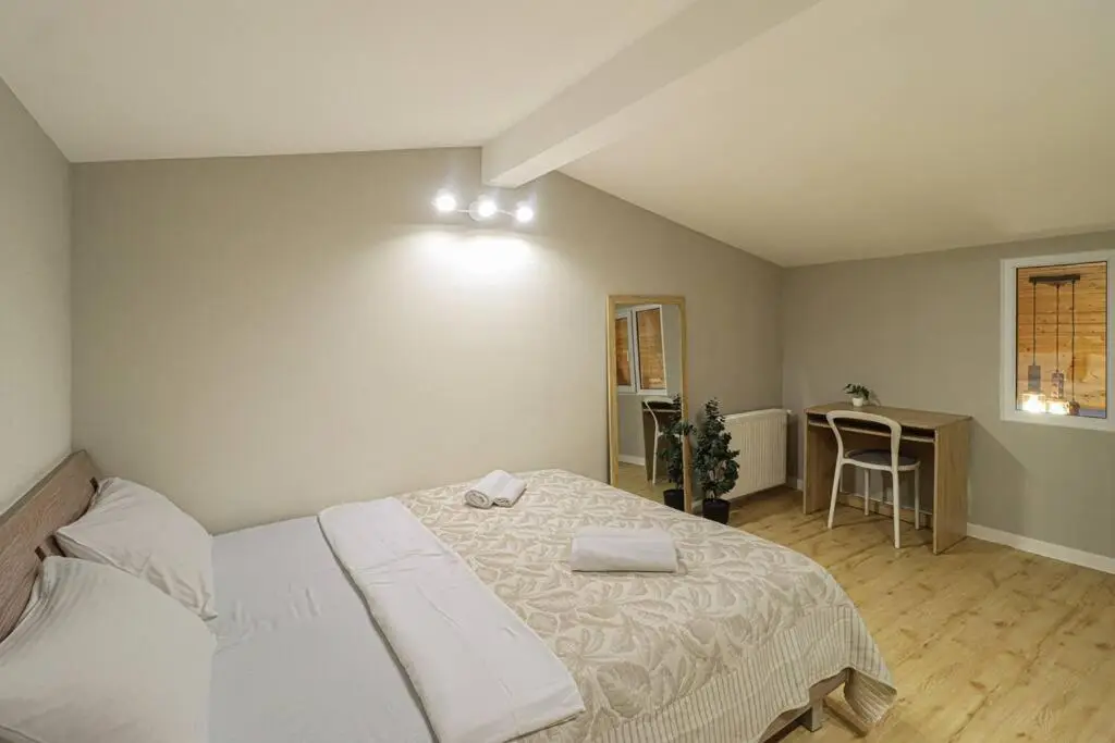 Cosy Central 2-BR Apartment-By Wehost