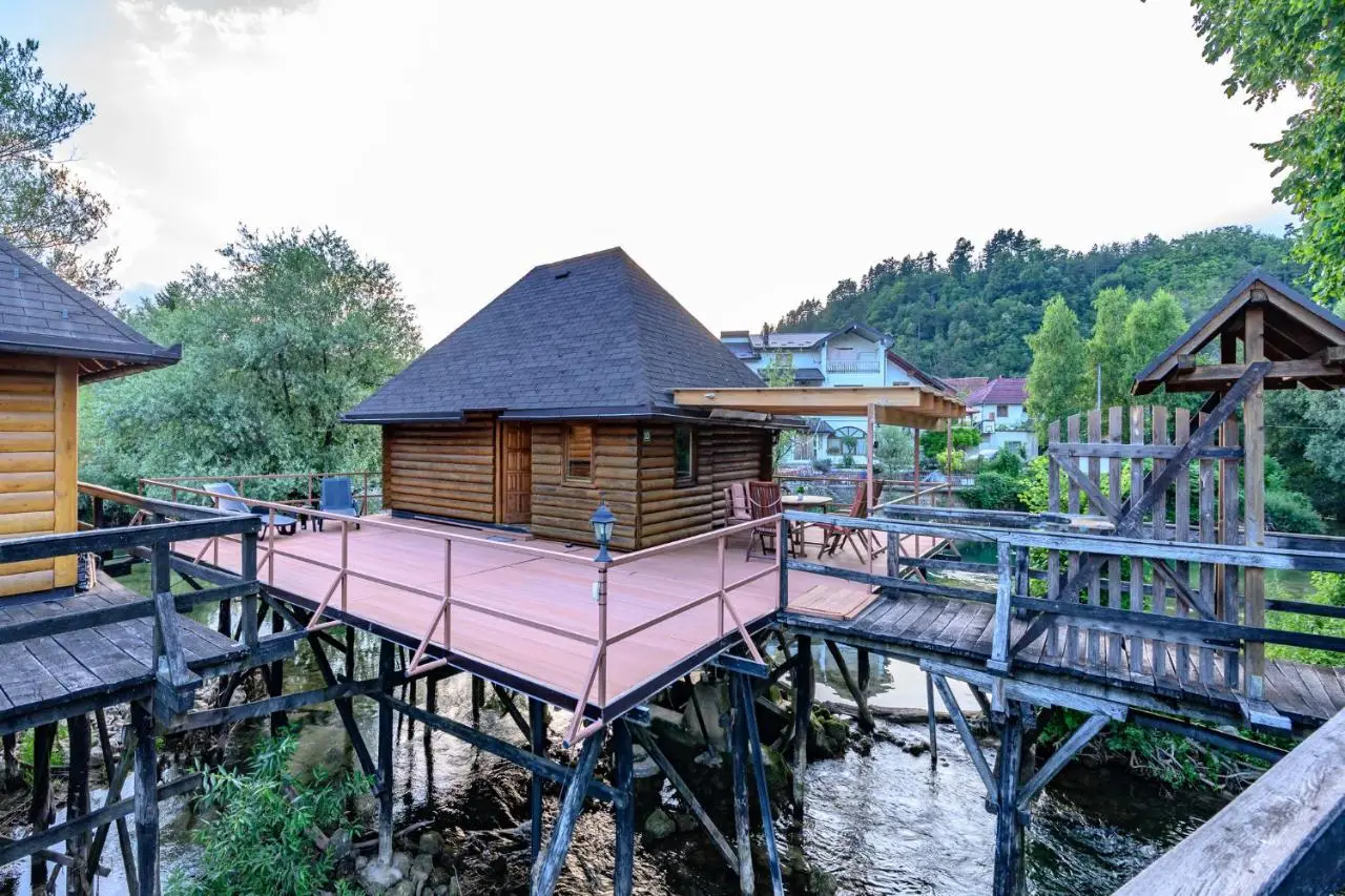 House on piles, Una river 'Apartman Una'