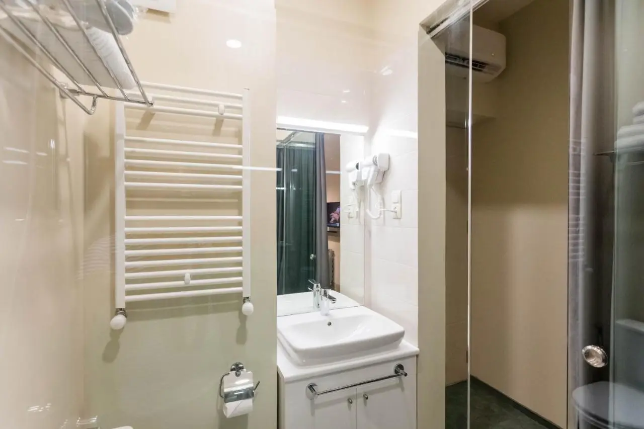 Luxury 3 BR apartment by Freedom square City Center