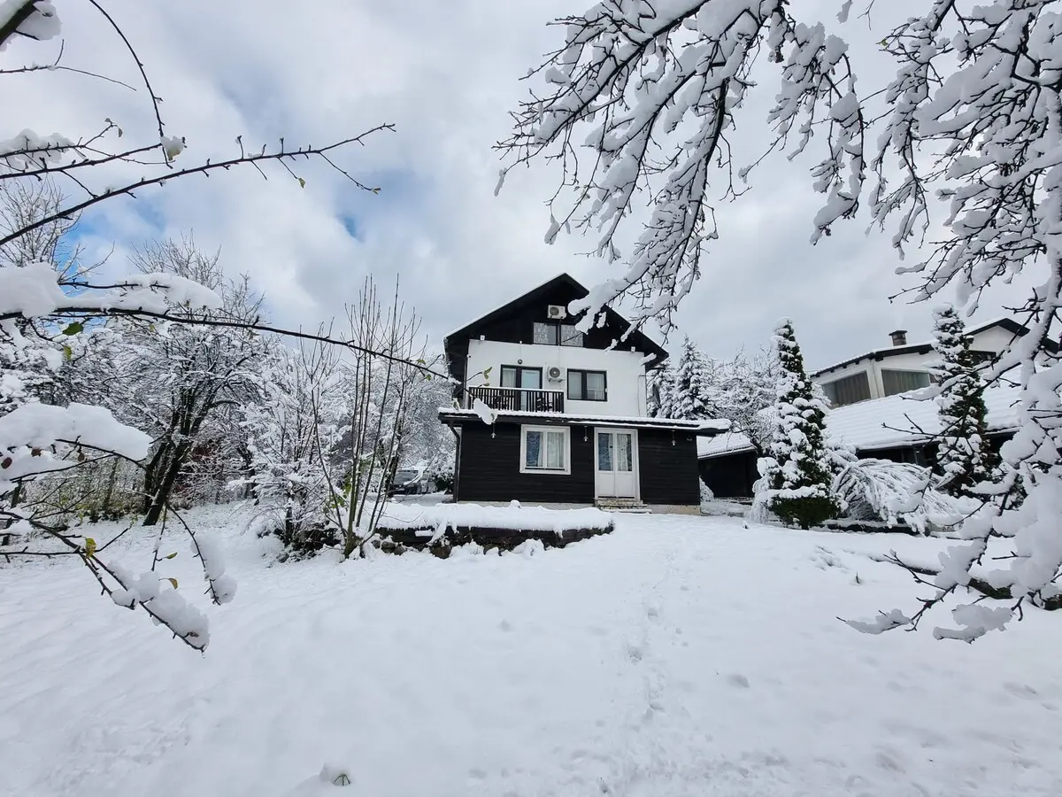 luxurious villa with 2000 m backyard to river side